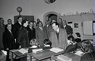 Carlo Vischia, Lino Ziller und eine Gruppe Herren besuchen eine italienische Mädchenklasse während einer Unterrichtsstunde 