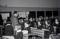 Besuch von Carlo Vischia und eine Gruppe Herren bei einer italienischen Mädchenklasse während einer Unterrichtsstunde 