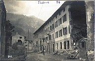 Ein teilweise zerstörtes Gebäude neben dem Rathaus 