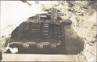 Ein teilweise zerstörtes Munitionslager 
