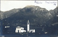 Ein Bergdorf mit Kirche 
