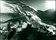 Vier Soldaten in einem Schützengraben aus Schnee im Hochgebirge 