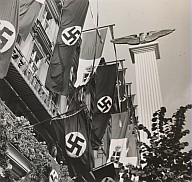 Nationalsozialistische und faschistische Symbole an einem Gebäude anlässlich des Besuchs von Benito Mussolini 