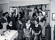 Eine Gruppe junger Frauen bei einer Weihnachtsfeier. 