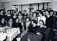 Eine Gruppe junger Frauen bei einer Weihnachtsfeier. 