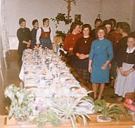 Festa natalizia: le allieve vicino ad una tavola imbandita.