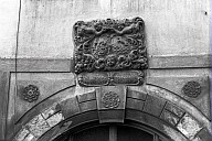 Stemma sulla facciata della residenza Rosengarten (casa natale di Johann Kravogl)