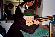 Silvius Magnago al poligono di tiro al bersaglio