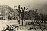 Der Platz nach der Bombardierung 