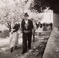 Le allieve della Scuola di economia domestica "Bühlerhof" dopo la messa di fine anno: insegnanti ed allieve durante una processione.