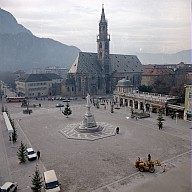 Panoramaansicht des Platzes und des Doms. 