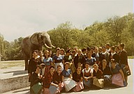 Gita scolastica: allieve ed insegnanti della Scuola di economia domestica "Bühlerhof" allo zoo di Monaco.