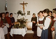 Festa natalizia: le allieve durante una recita di Natale.