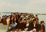 Gita scolastica: allieve ed insegnanti della Scuola di economia domestica "Bühlerhof" su un traghetto.