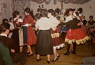 Festa di carnevale: allieve in maschera durante un ballo.