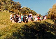 Gita autunnale: allieve ed insegnanti della Scuola di economia domestica "Bühlerhof" sul sentiero da Velturno a Sabiona.