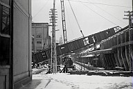 Sollevamento e posa di una passerella di collegamento tra due capannoni