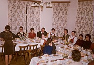 Festa natalizia: allieve ed insegnanti seduti ad una tavola imbandita.