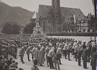 Ufficiali militari, soldati austro-ungarici e cittadini partecipano alla celebrazione di una messa da campo in piazza