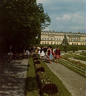 Gita scolastica: allieve ed insegnanti della Scuola di economia domestica "Bühlerhof" nel parco del Castel Linderhof.