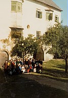 Gita autunnale: allieve ed insegnanti della Scuola di economia domestica "Bühlerhof" sul sentiero da Velturno a Sabiona.