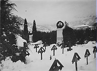 Un manto di neve si estande sul cimitero militare con monumento ai caduti nel giorno di Ognissanti