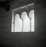 Castel Tirolo: la sala nel palazzo, finestra ad arco e mensole di marmo decorate.