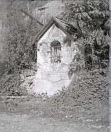 Edicola votiva presso il maso Tusch sulla vecchia strada della Valle Isarco.
