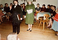 Festa di carnevale: allieve in maschera durante una recita.