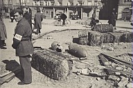 Ein Mann der SOD steht neben einigen Sprengkörpern, die mit Strohballen umgrenzt sind 