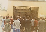 Gita scolastica: allieve ed insegnanti della Scuola di economia domestica "Bühlerhof" allo zoo di Monaco.