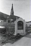Bildstock und Pfarrkirche Mariä Geburt 