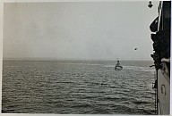 Piccolo scorcio della nave in arrivo in Spagna, con alcuni soldati affacciati sul ponte