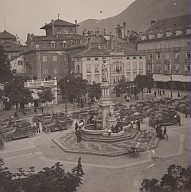 Automobili dell'esercito imperial regio parcheggiate sul lato ovest della piazza