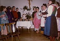 Festa natalizia: allieve durante una recita di Natale.