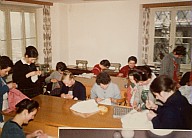 Allieve durante la lezione di cucito.