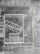 Il manifesto pubblicitario del concerto di beneficienza del Coro meranese di voci maschili