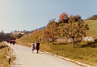 Gita autunnale: allieve ed insegnanti della Scuola di economia domestica "Bühlerhof" sul sentiero da Velturno a Sabiona.