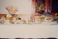 Festa di ringraziamento per il raccolto: una tavola riccamente decorata.