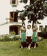 Tre allieve davanti all'edificio scolastico.