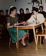 Festa di carnevale: allieve in maschera durante una recita.
