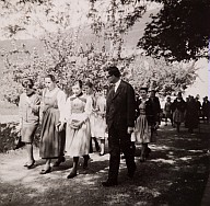 Le allieve della Scuola di economia domestica "Bühlerhof" dopo la messa di fine anno: insegnanti ed allieve durante una processione.