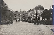 Truppe militari dell'esercito austro-ungarico schierate di fronte alla chiesa parrocchiale e il palazzo Campofranco