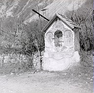 Edicola votiva presso il maso Tusch sulla vecchia strada della Valle Isarco.