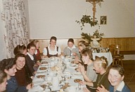 Festa natalizia: le allieve sedute ad una tavola imbandita.