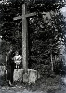 Benjamin Geat con sua madre Josefine Tait davanti ad un crocefisso.