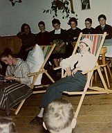 Festa di carnevale: allieve in maschera durante una recita.