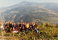 Gita autunnale: allieve ed insegnanti della Scuola di economia domestica "Bühlerhof" sul sentiero da Velturno a Sabiona.