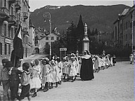 Bambine e bambini in processione per la prima comunione