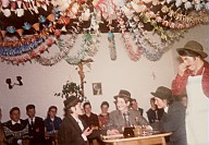 Festa di carnevale: allieve in maschera durante una recita.